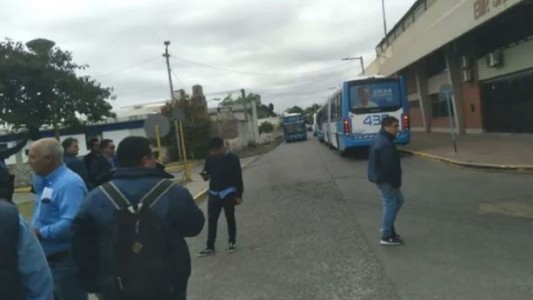 Internaron a un colectivero: 10 pasajeros le pegaron porque querían viajar gratis