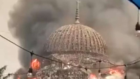 Video: Se derrumbó la cúpula de una mezquita envuelta en llamas