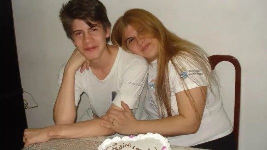 Mataron a un fan de Coldplay: su mamá busca que Chris Martin lleve su remera