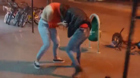 A las piñas en la verdulería por una insólita razón - #FlashChat