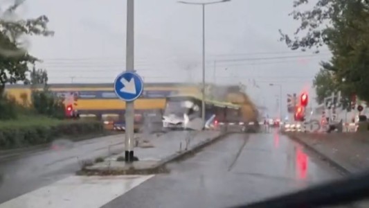 Un tren embistió y partió en dos a un colectivo en Países Bajos