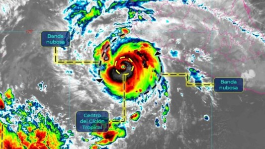 El huracán Roslyn subió a categoría 4 en la costa del Pacífico mexicano