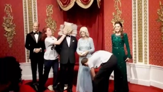 Nuevo ataque de activistas: tortazo a la estatua de cera del rey Carlos III