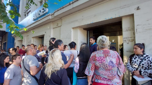 Bono de Anses: largas colas para acceder a los 45 mil pesos
