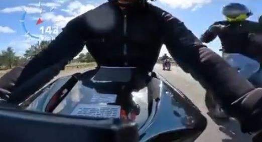 Le apuntaron a la cabeza para robarle la moto, pero aceleró y escapó a más de 200 kilómetros por hora