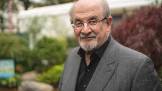 Salman Rushdie perdió la vista en un ojo tras el ataque sufrido en Nueva York