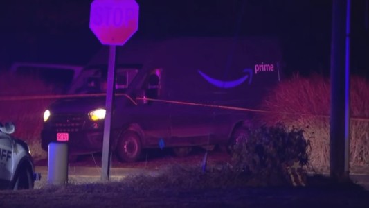 Hallaron muerto a un repartidor de Amazon: creen que lo mataron dos perros de una casa