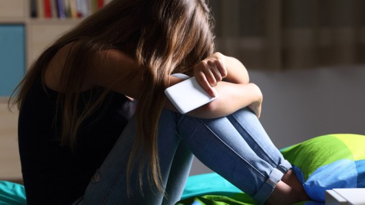 Detuvieron a un hombre por sacarle fotos íntimas a la hija adolescente de su pareja