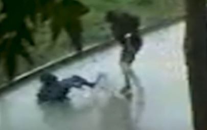 Video: Motochorro la noqueó en la calle para robarle la cartera