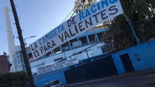 Violentos carteles contra los jugadores de Racing
