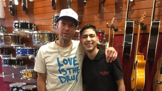 Chris Martin improvisó un mini show en un comercio y tocó "De música ligera"