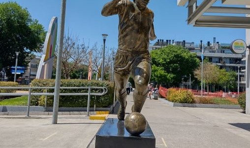 Maradona en el Obelisco: instalan una escultura de "El Diez" en la Plaza de la República