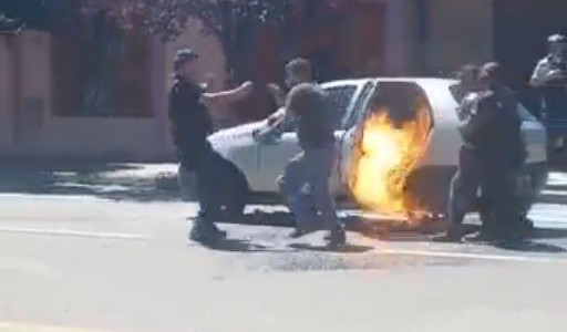 Prendió fuego su propio auto para evitar que la Policía se lo retuviera