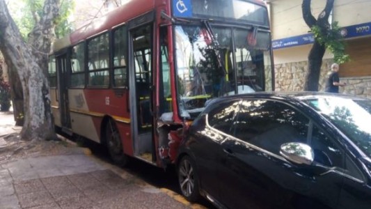 Video: delincuentes robaron un colectivo con pasajeros y lo manejaron varios kilómetros