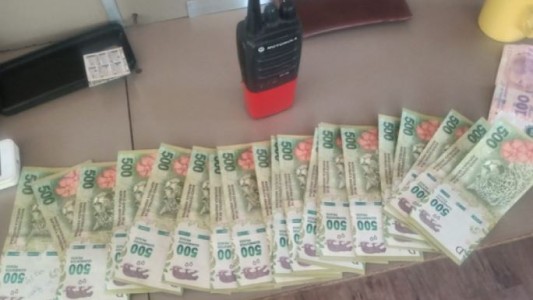 Un gesto ejemplar: encontró una billetera con $13 mil y dólares y la devolvió