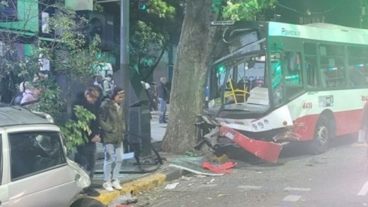 Iban en un auto robado y chocaron con un colectivo: 13 heridos en Boedo