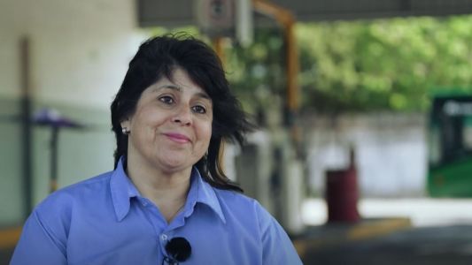 Laburantes: Erica, la madre soltera que hace 25 años maneja un colectivo