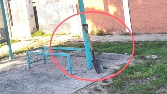Una pala estuvo dos días en una parada de colectivos, nadie se la llevó y la foto se hizo viral