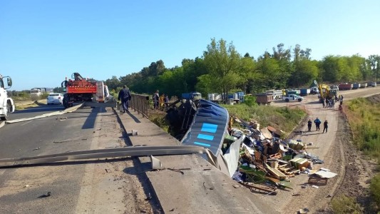 Tragedia en Luján: un camión se cayó de un puente y el conductor murió