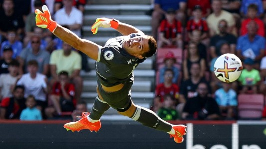 "Dibu" Martínez fue protagonista de la jugada que cerró la victoria del Aston Villa