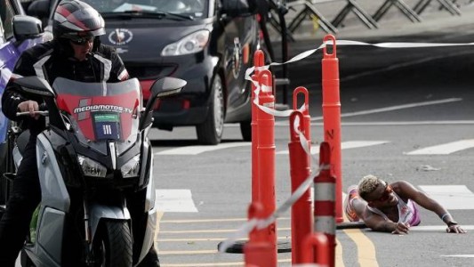 Lideraba la maratón de Nueva York, colapsó y se desplomó