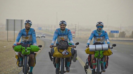 Tres cordobeses pedalearon más de 10 mil kilómetros y finalmente llegaron a Qatar