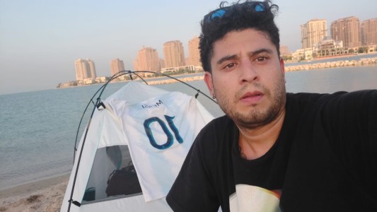 Locura por "La Scaloneta": la historia del hincha argentino que duerme y pide comida en las calles de Qatar