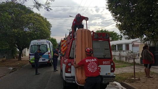 Rescataron a una mujer que cayó dentro de una cámara séptica en Córdoba