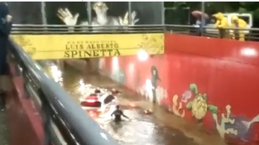 Dramático rescate de un auto que quedó sumergido en túnel en Coghlan