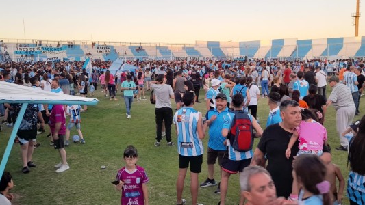 El plantel de Racing volvió a Córdoba y festejó con los hinchas en Nueva Italia