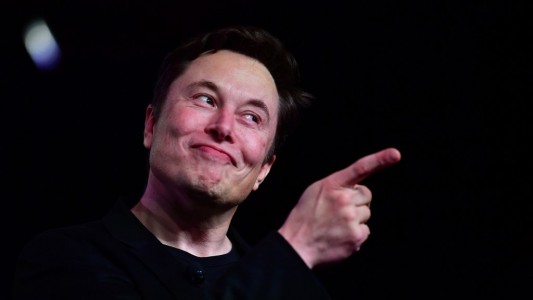 Elon Musk despidió por Twitter a un empleado que lo corrigió en forma pública