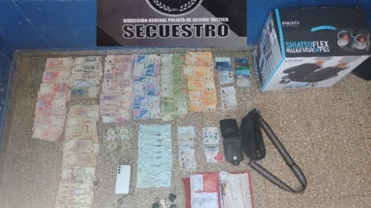 En un auto mal estacionado descubrieron un arma de fuego y cheques por cifra millonaria