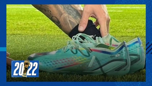 "TTT": los botines de Rodrigo de Paul con dedicatoria a Tini