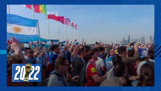 Banderazo a un día del debut: Doha se tiñó de celeste y blanco