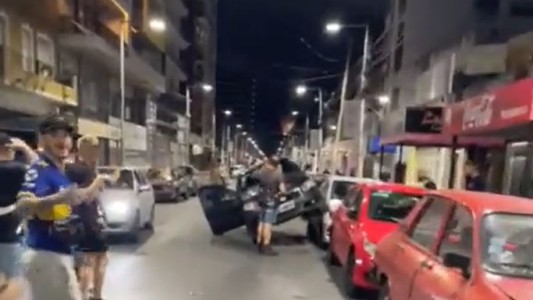 Insólito: un auto quedó montado encima de otro en Wilde