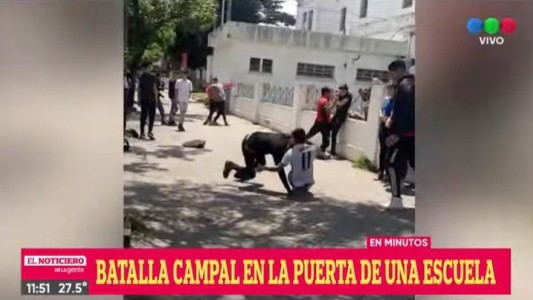 Batalla campal en la puerta de una escuela