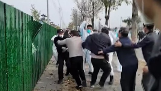 China: "la Ciudad del iPhone" está sitiada por protestas de empleados