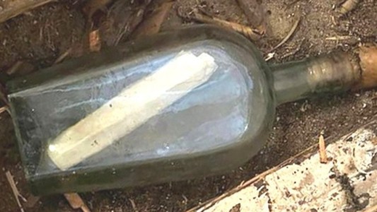 Al romper el piso de una casa, un plomero encontró una botella con un mensaje de hace 135 años