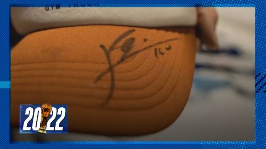 Un argentino cambia una gorra firmada por Messi por una entrada para el partido contra México