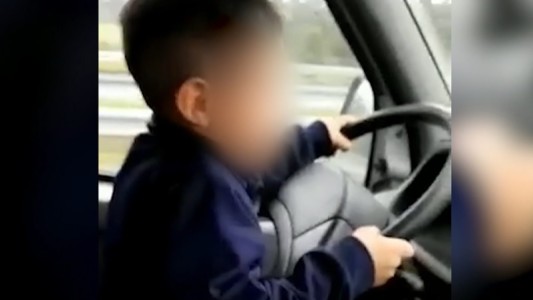 Le suspendieron la licencia al hombre que puso a conducir a su hijo de 7 años