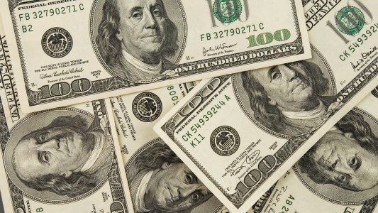 El dólar blue volvió a escalar y cerró con otro récord a $369