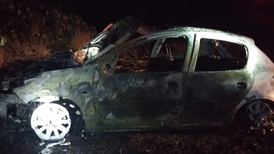 Chau vacaciones: Chocaron un carpincho en la ruta y se les incendió el auto