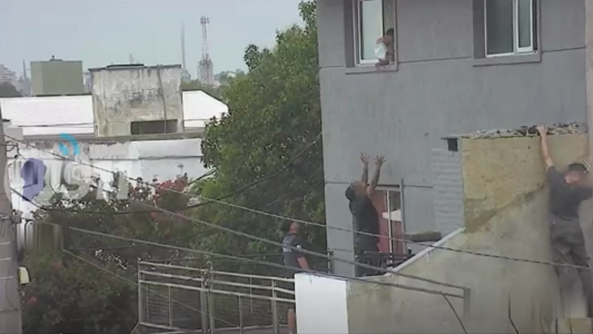Un bebé fue rescatado mientras caminaba sobre la cornisa de una ventana