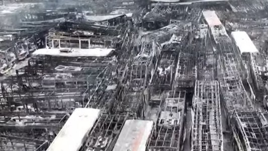 Un voraz incendio arrasó con un depósito de colectivos en Berazategui