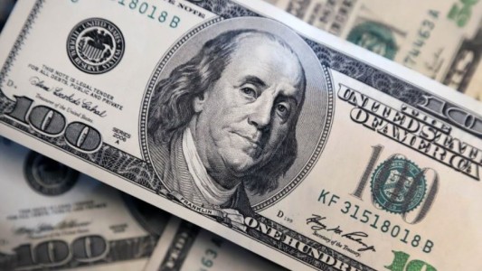 El dólar blue bajo por segundo día consecutivo y cerró en $374