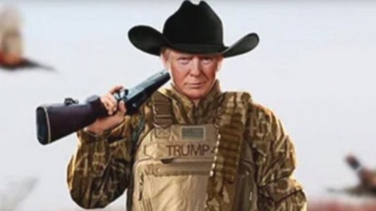 Acusado de violación, Trump confundió en una foto a la supuesta víctima con una exesposa