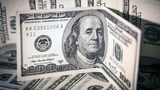 El dólar "blue" subió $2 y cotizó a $376