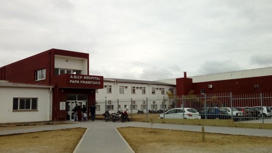 Le negaron la atención a una mujer embarazada, la beba nació en la puerta del hospital y se quebró la clavícula