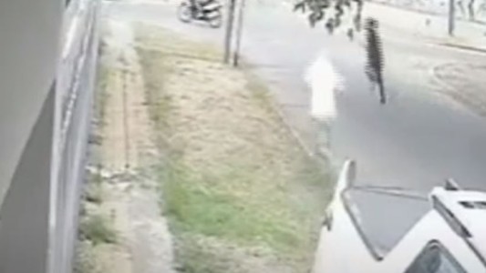 Video: un jubilado salvó a una madre y su hija del ataque de motochorros en Ezpeleta