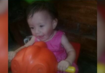 Llevó a su hija muerta tras “caerse de la cama”: la autopsia reveló que fue asesinada